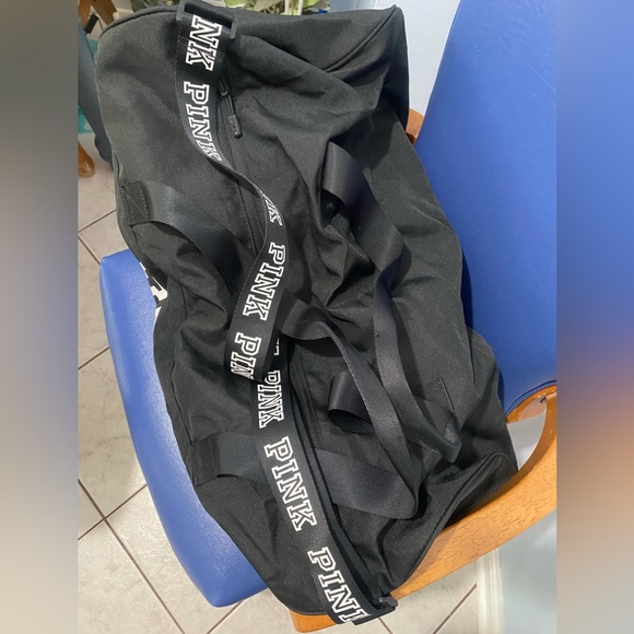 NWOT PINK Victoria’s Secret black large duffle bag weekender with rounded sides - Picture 5 of 15